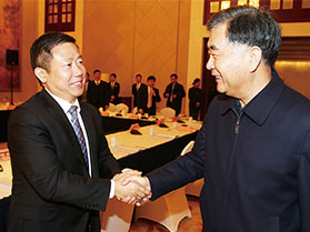 十九屆中央政治局常委，第十三屆全國政協主席汪洋與周海江握手合影